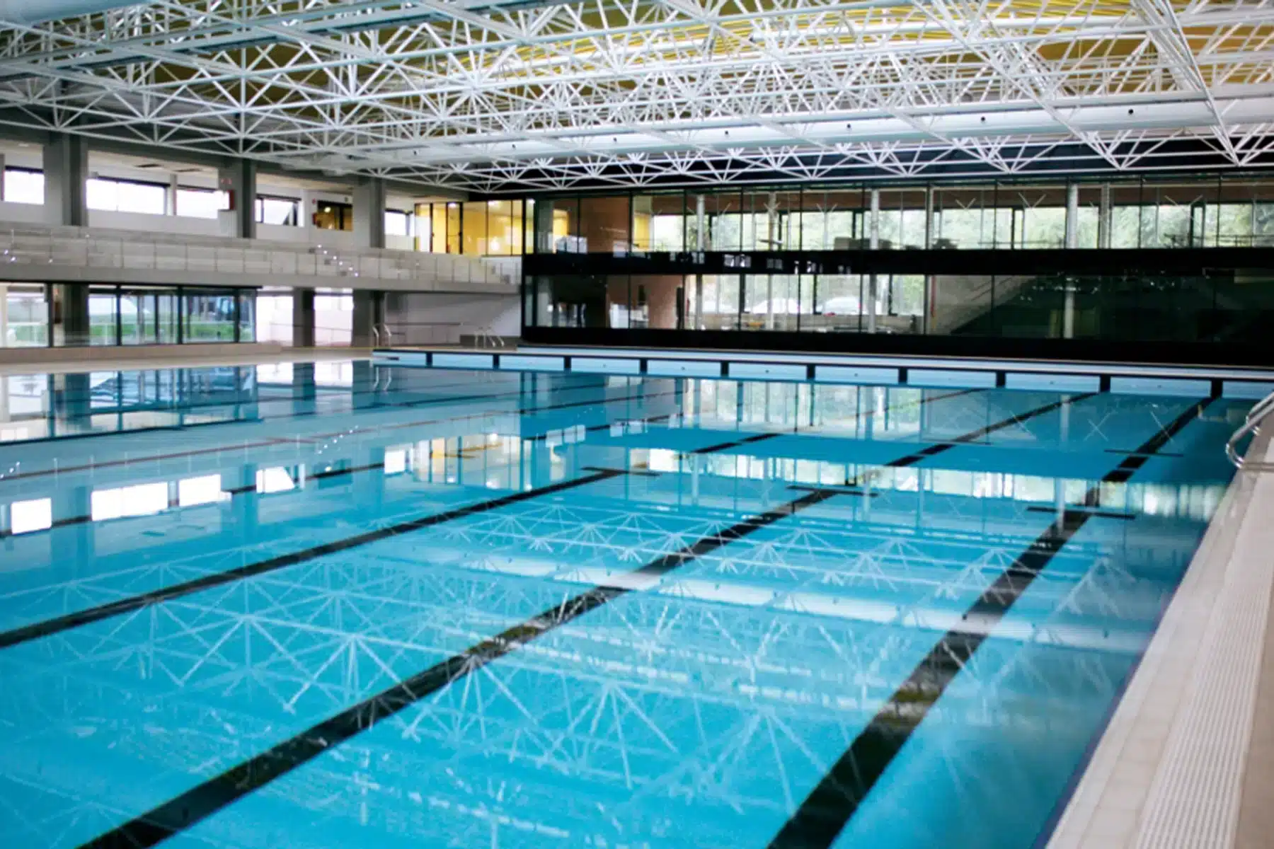 piscina sportiva con pannelli d'acciaio modulari