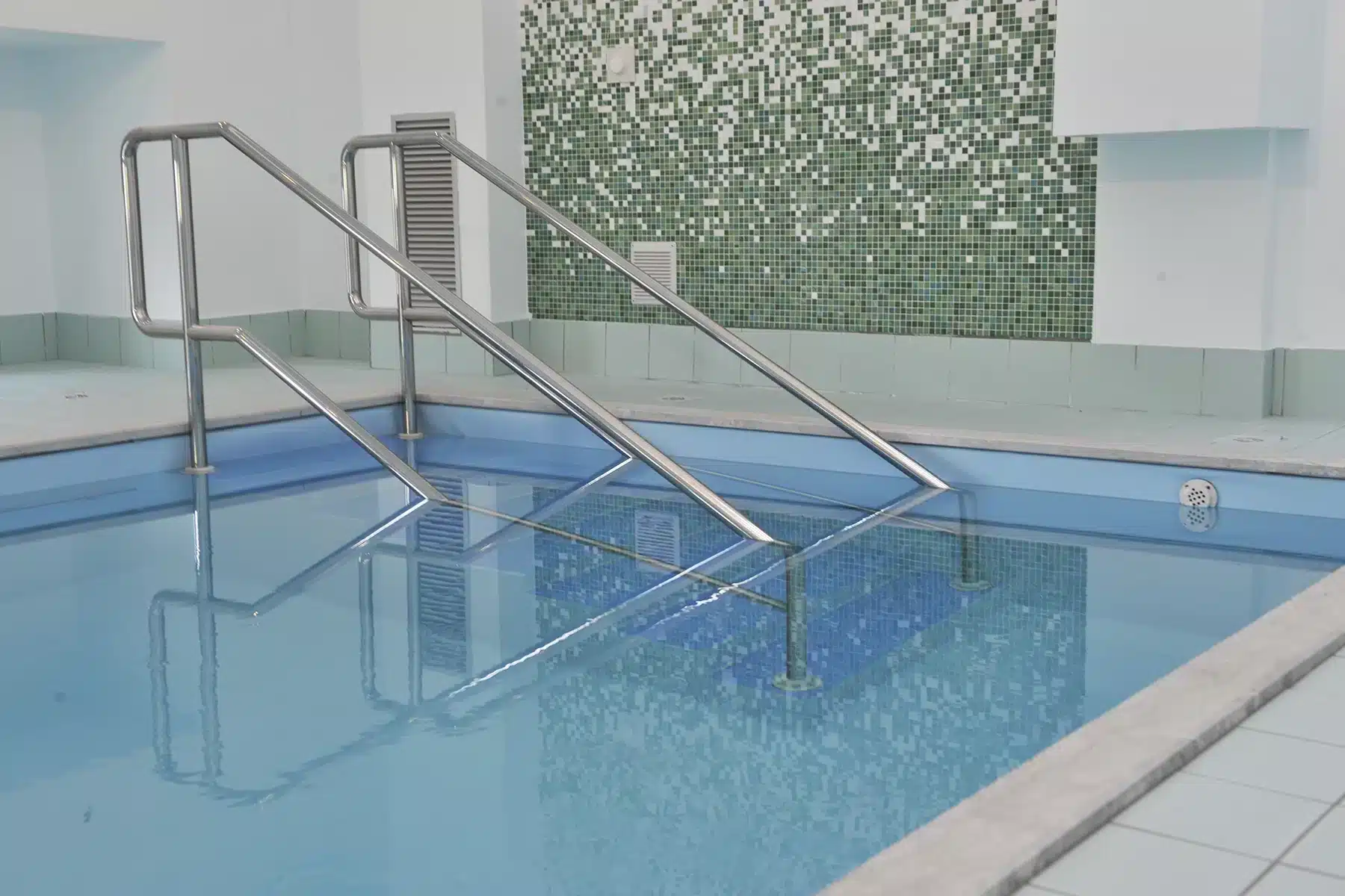 Piscina riabilitativa con accesso facilitato per persone con mobilità ridotta