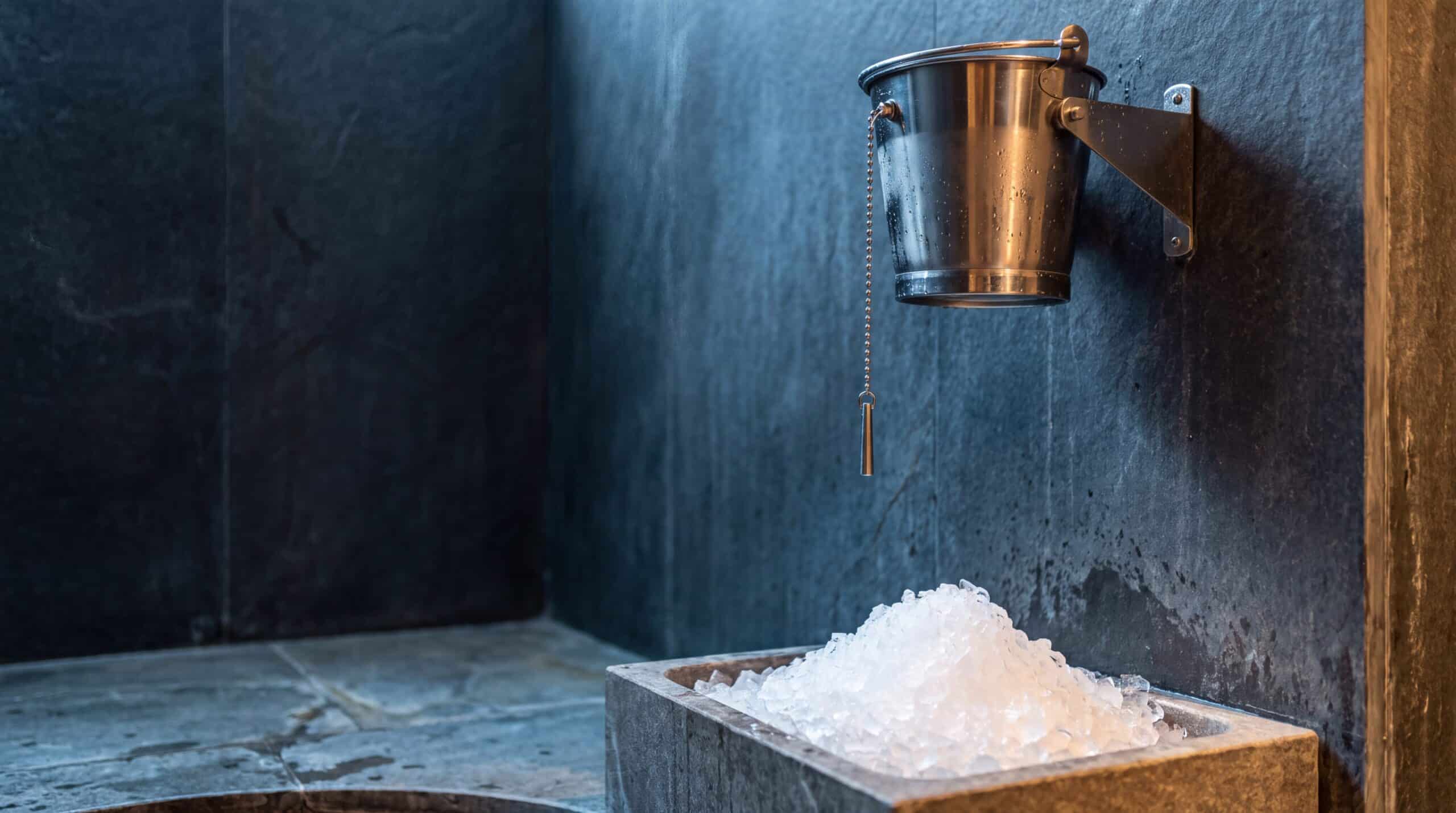 Doccia fredda a cascata e cascata di ghiaccio in un'area frigidarium Elementi di erogazione fredda in un'area frigidarium
