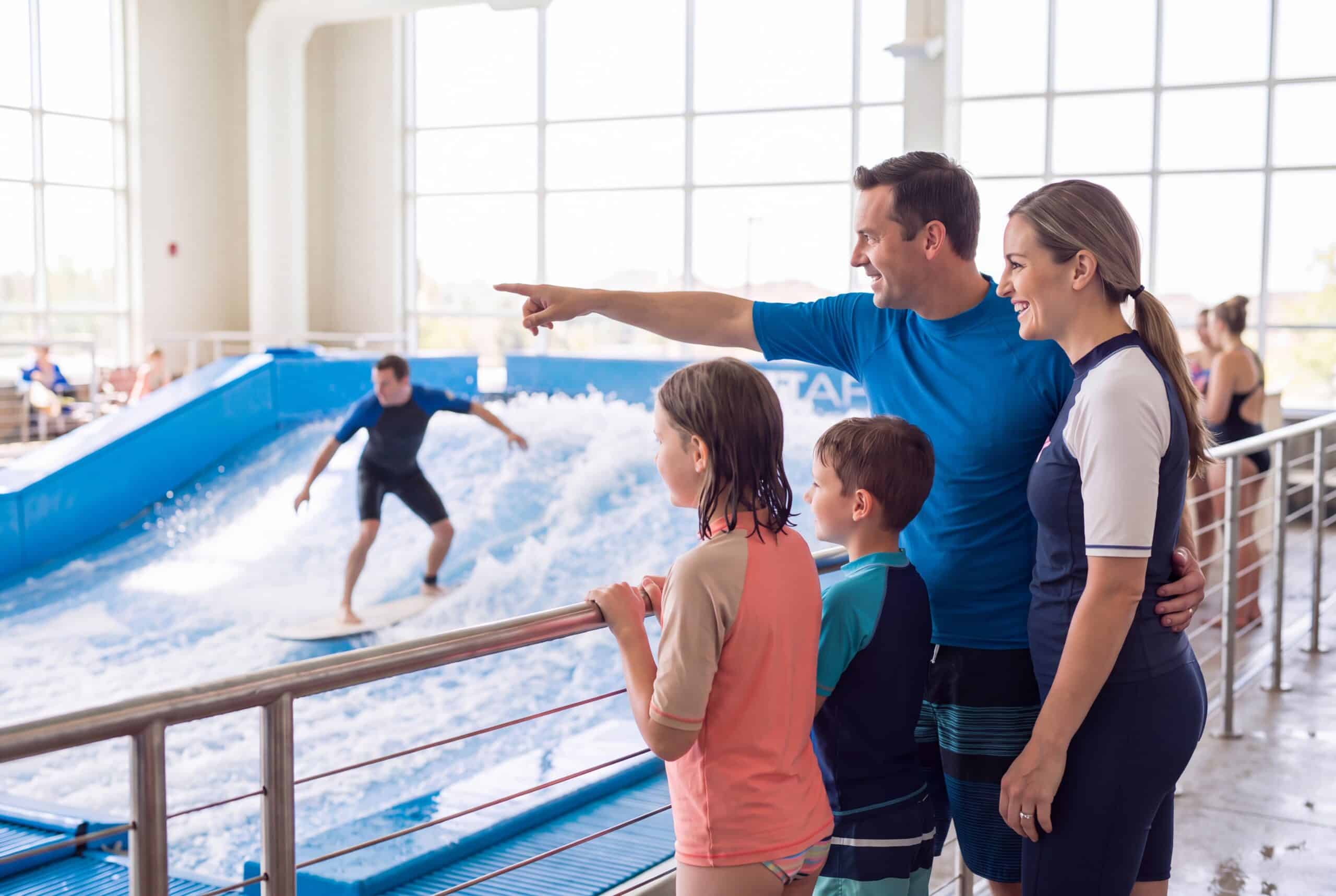 Persone di età diverse in attesa di provare il simulatore di surf Il Flow Rider come attrazione accessibile a bambini, adulti e sportivi