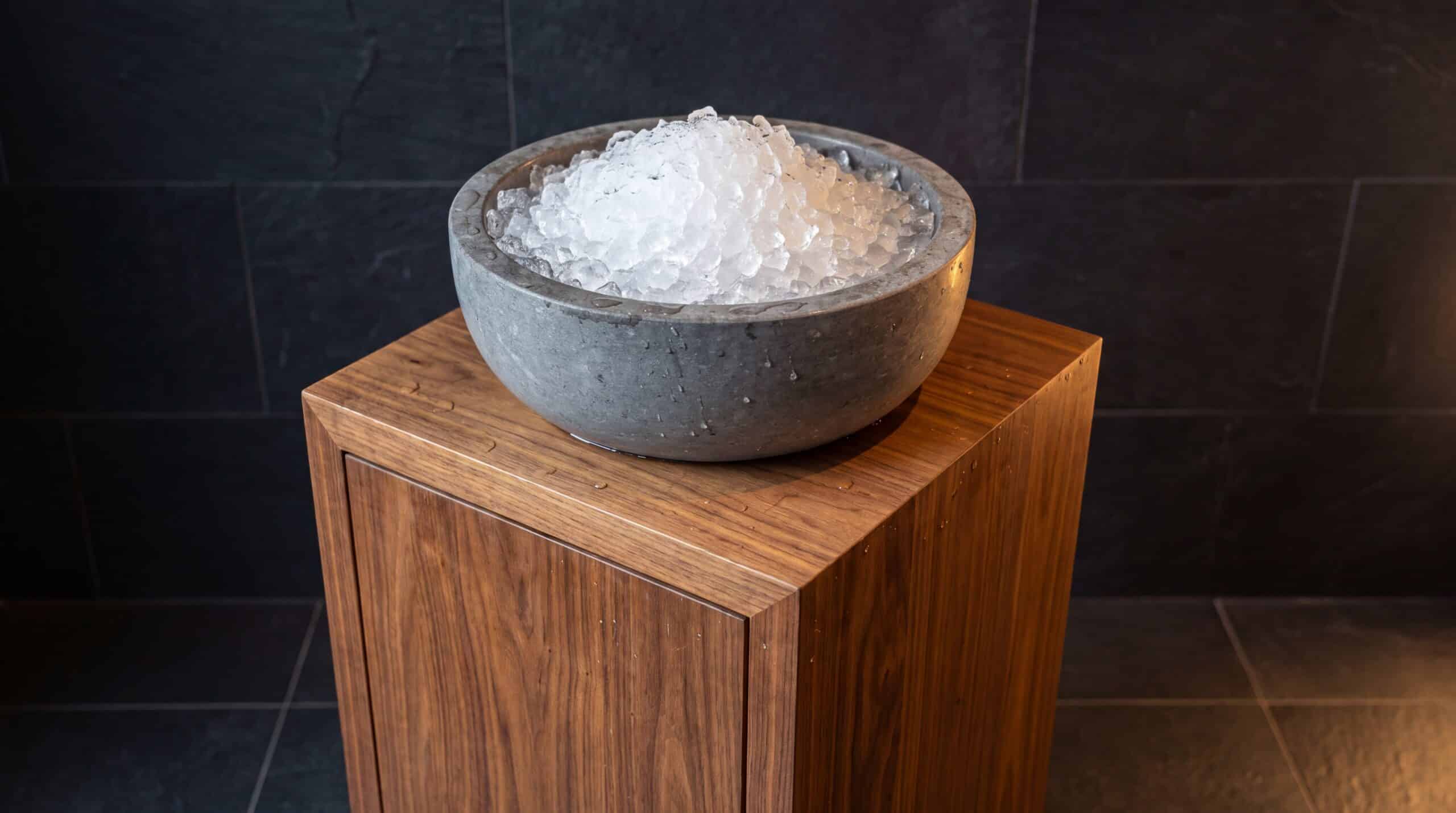 Fontana di ghiaccio per crioterapia in un'area wellness frigidarium Fontana di ghiaccio inserita nel percorso freddo di una SPA