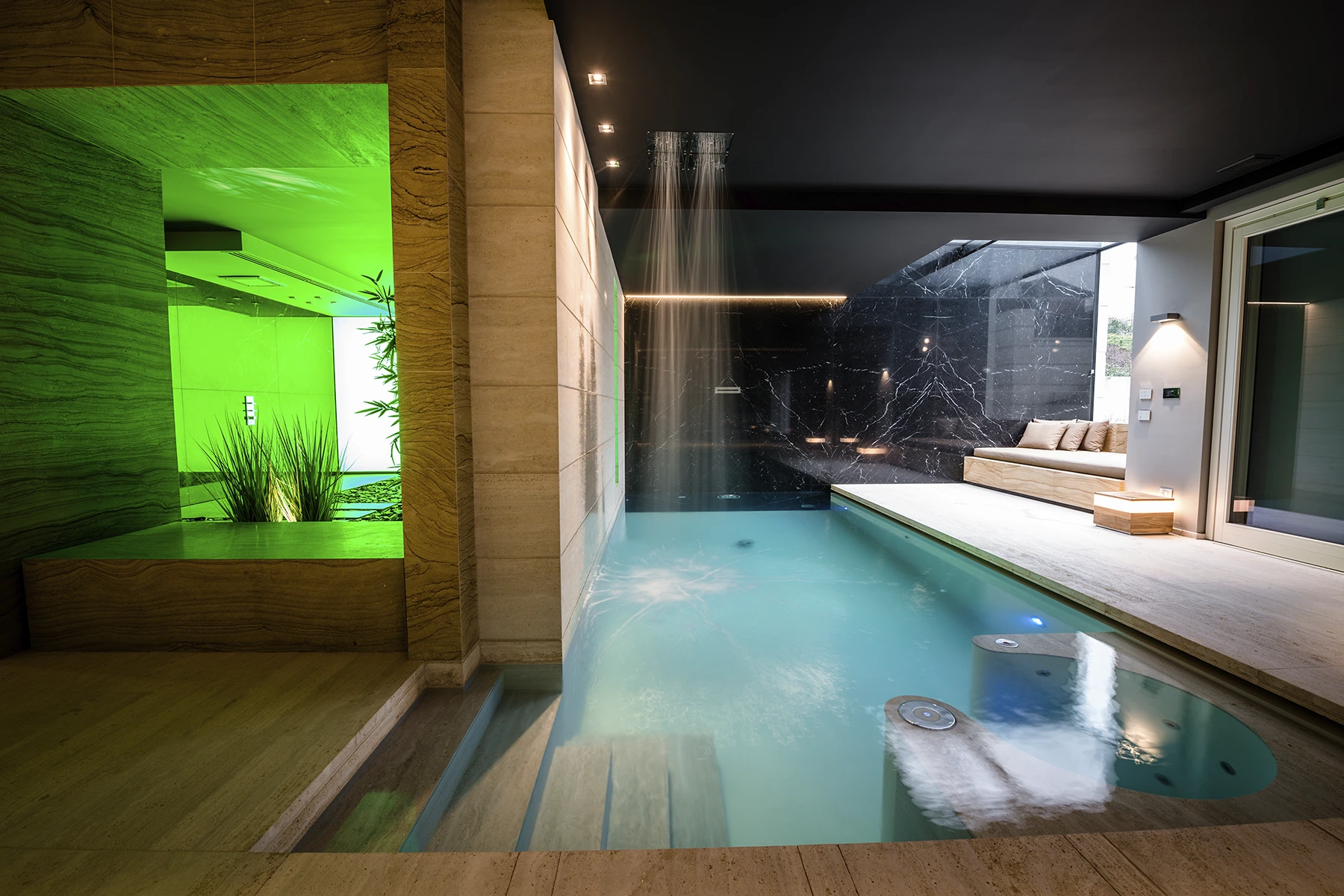 cascata d'acqua piscina relax