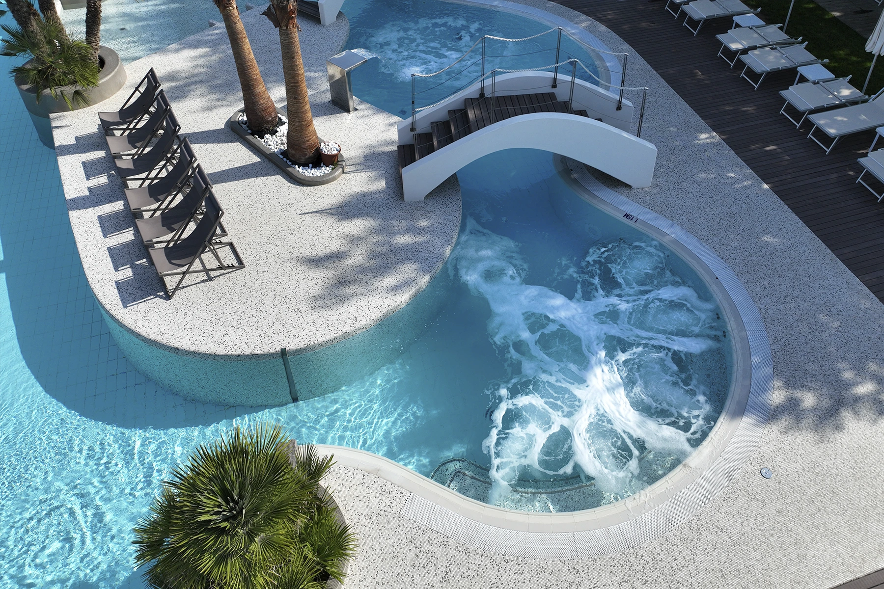 piscina a forma libera con idromassaggio