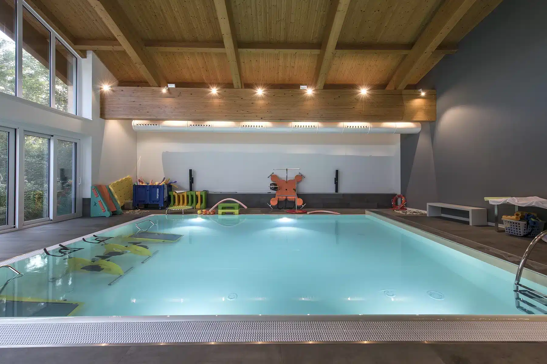 piscina con laestra idroterapica