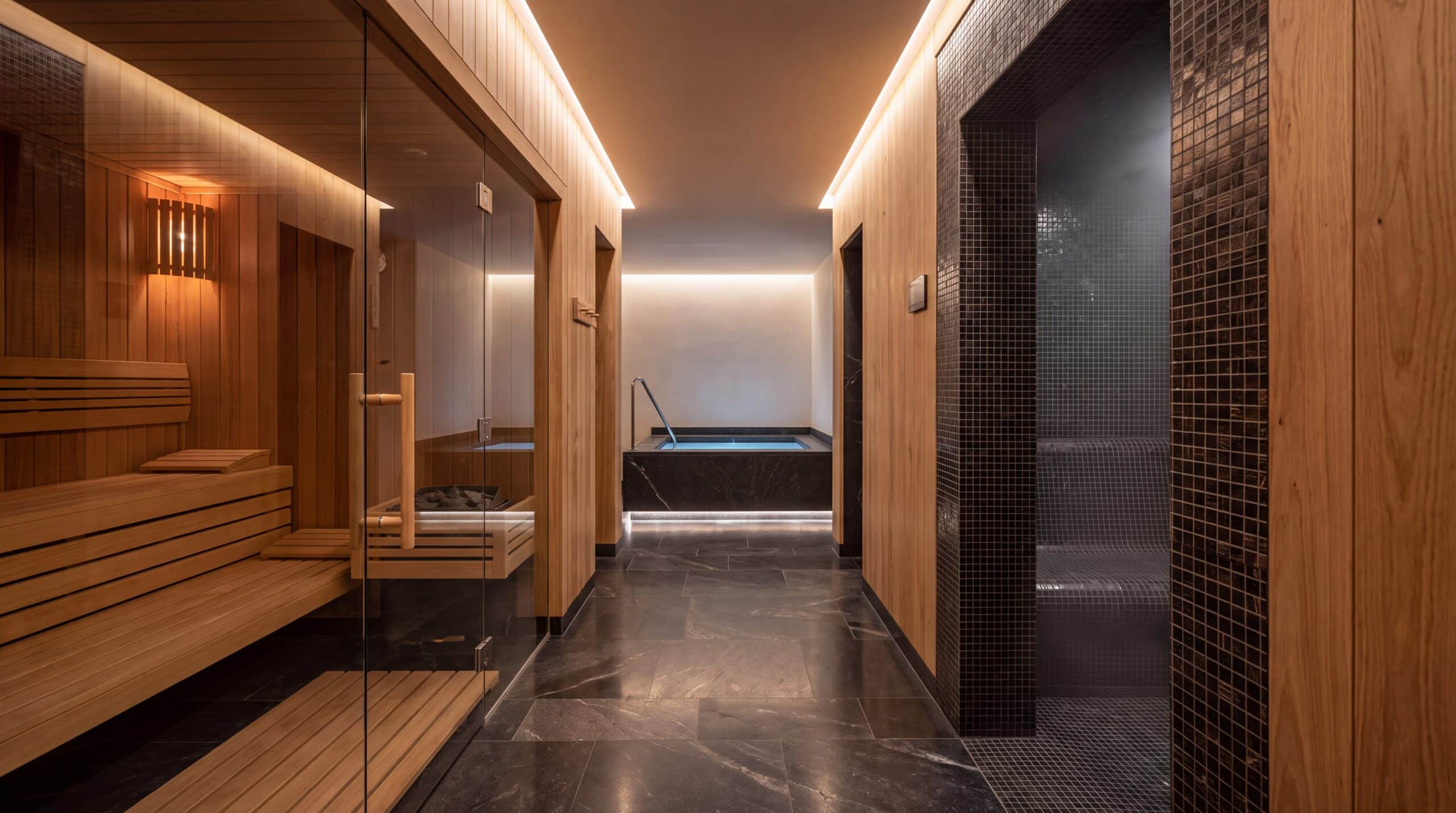 Percorso wellness con sauna, bagno turco e area frigidarium Vista d'insieme di un percorso termale integrato