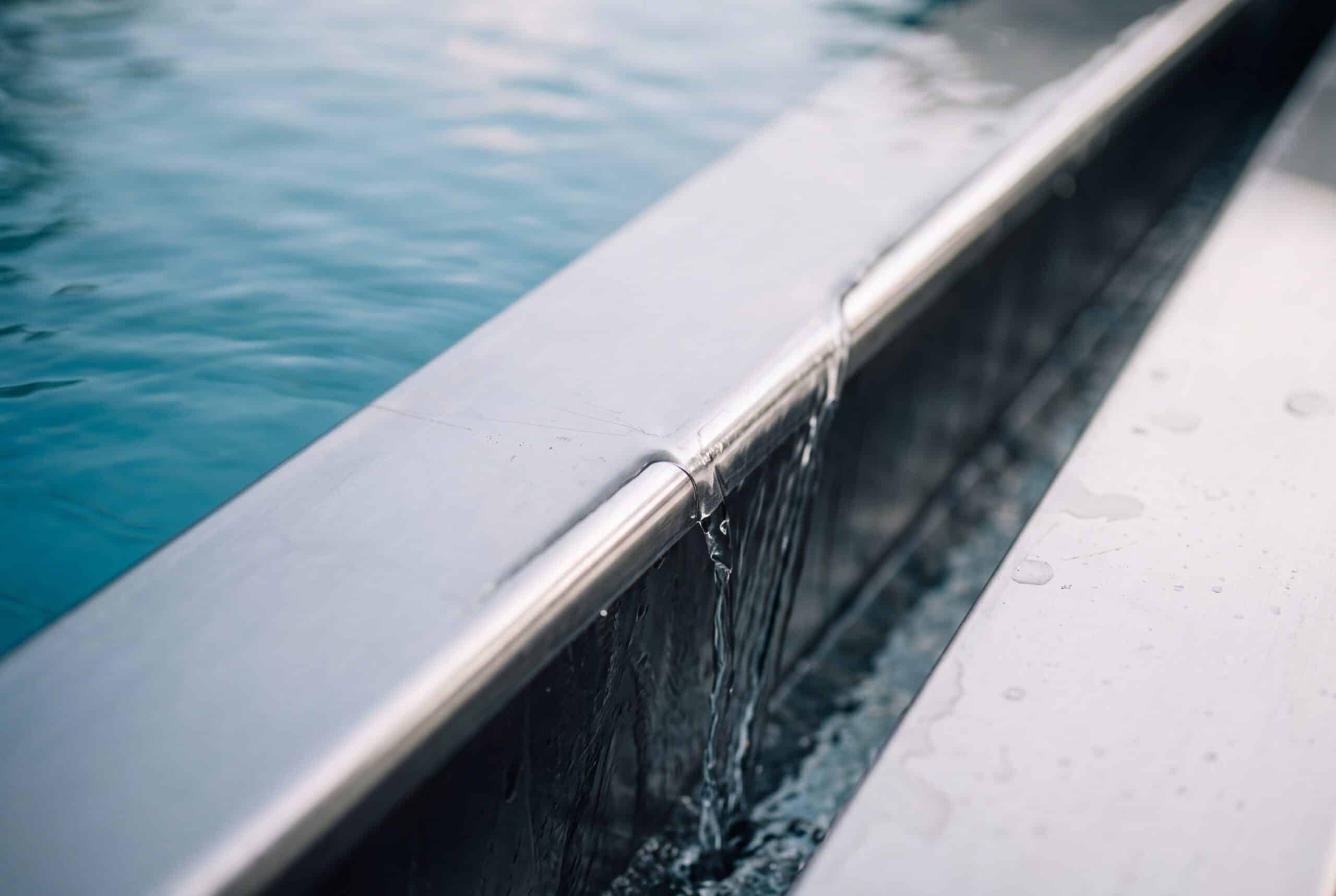 Particolare costruttivo di piscina in acciaio inox a pannelli autoportanti