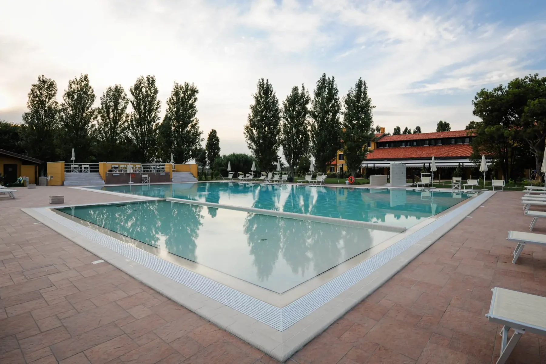 piscina-esterna agriturismo-bordo-a-sfioro