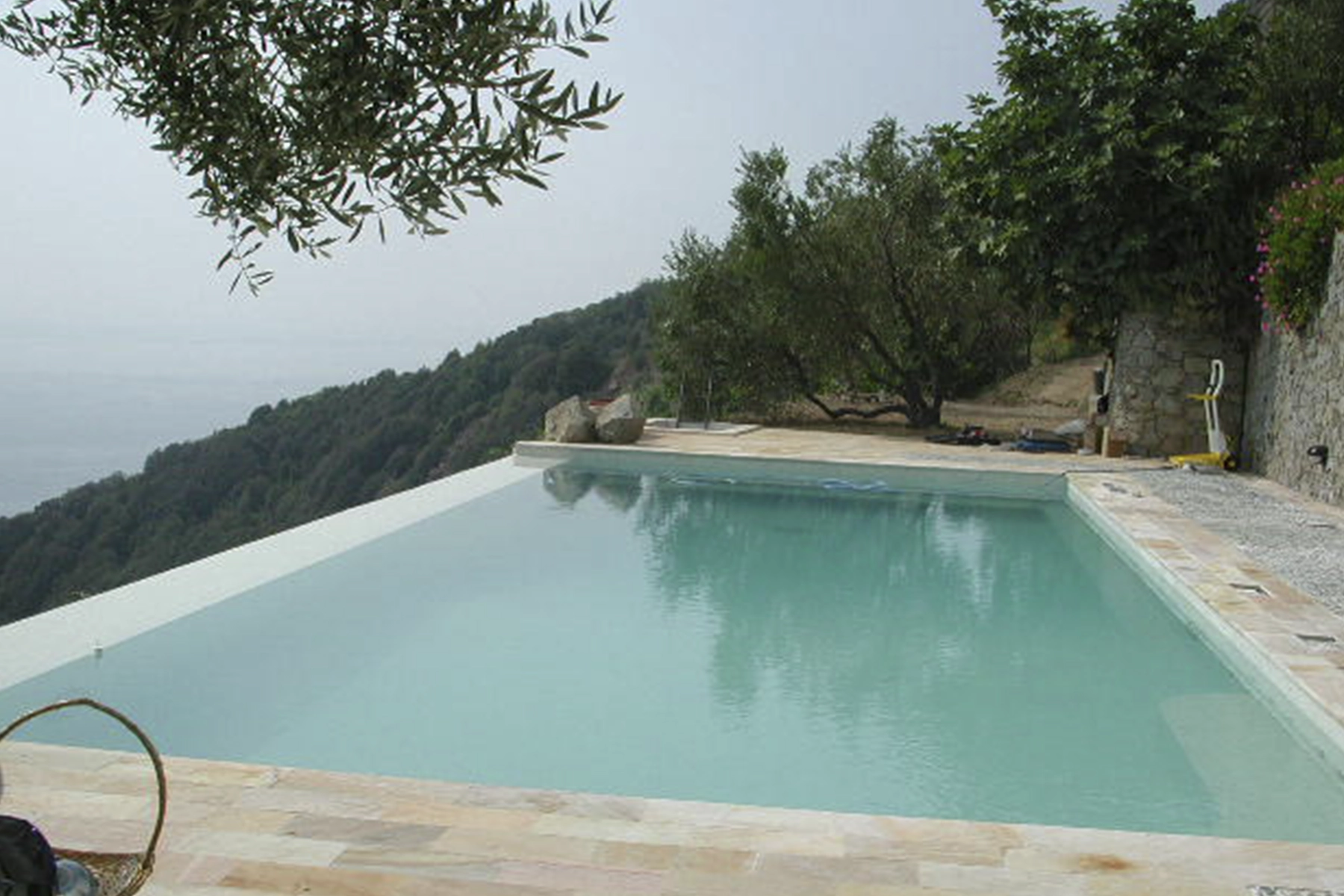 piscina seminterrata bordo infinity