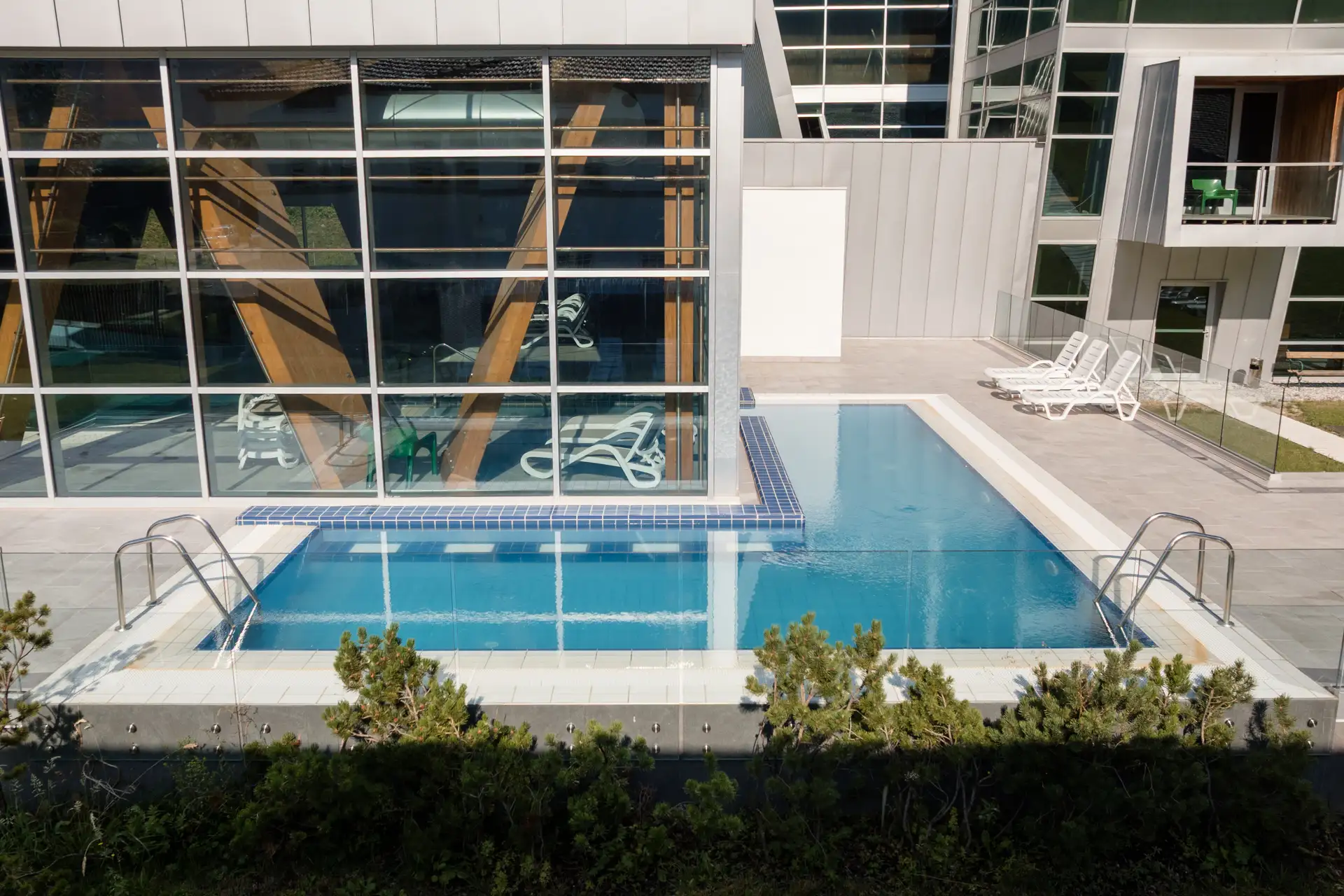 piscina con idromassaggio esterna