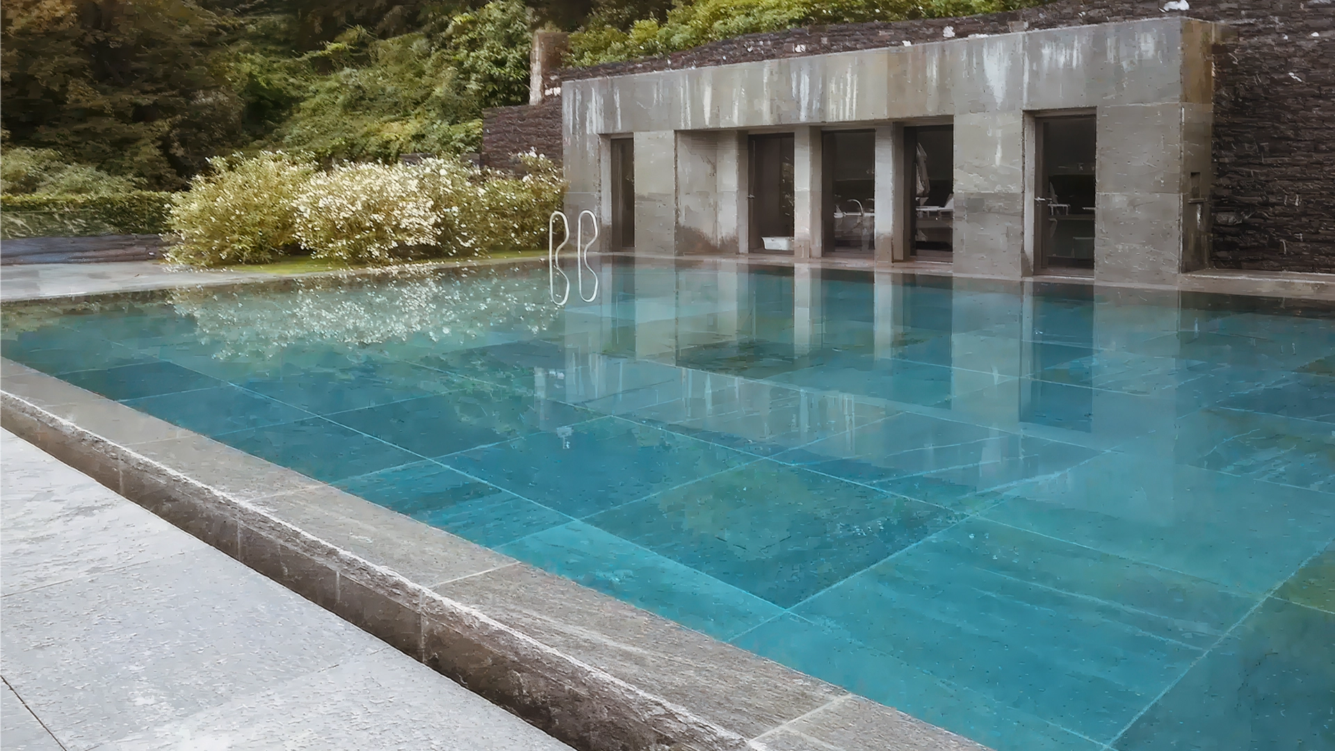Piscina a Sfioro in Pietra | Lusso Naturale a Barolo, Langhe piscina a sfioro in pietra