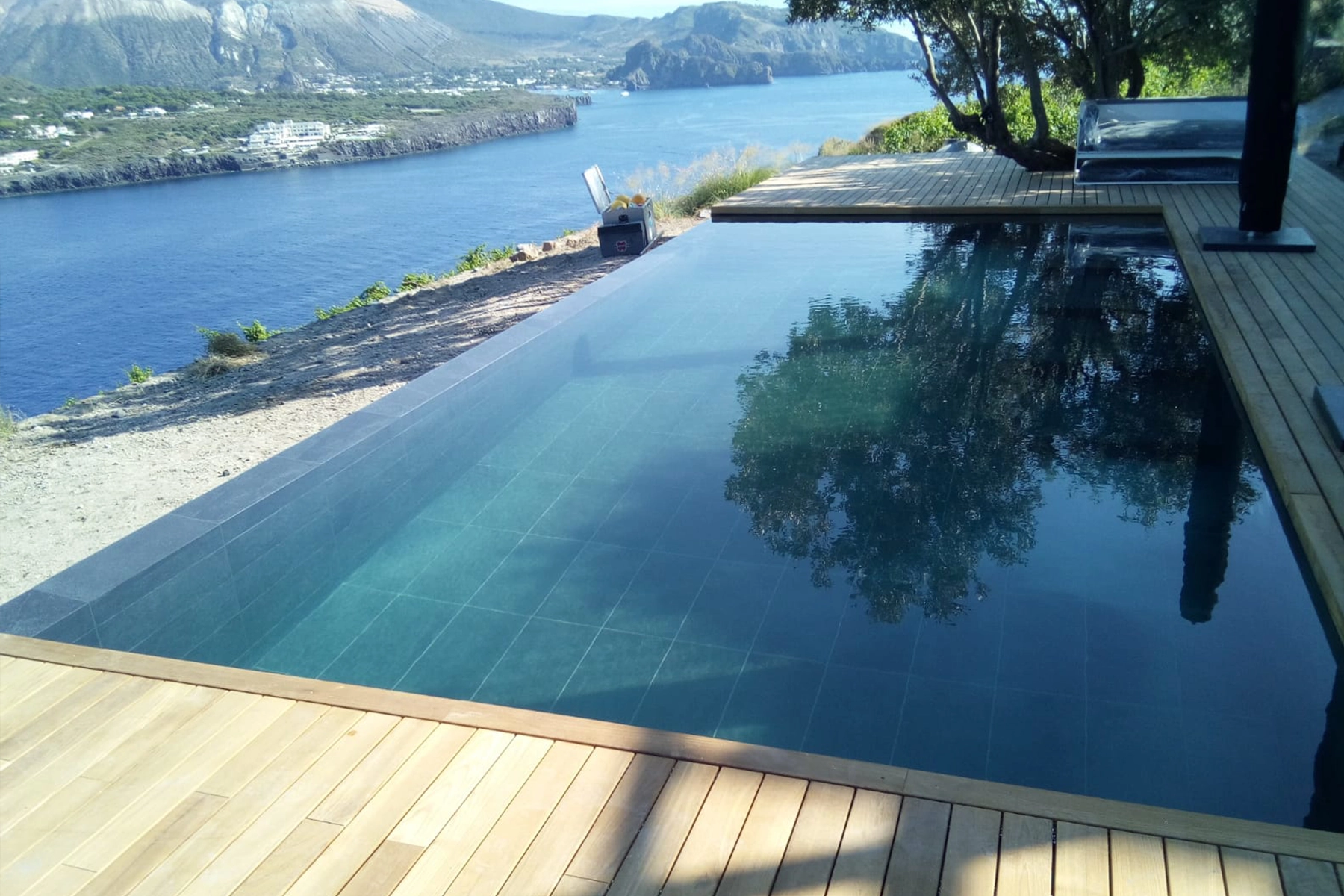 Piscina Infinity Pool con Vista Mare | Lusso Eolie piscina infinity pool vista mare