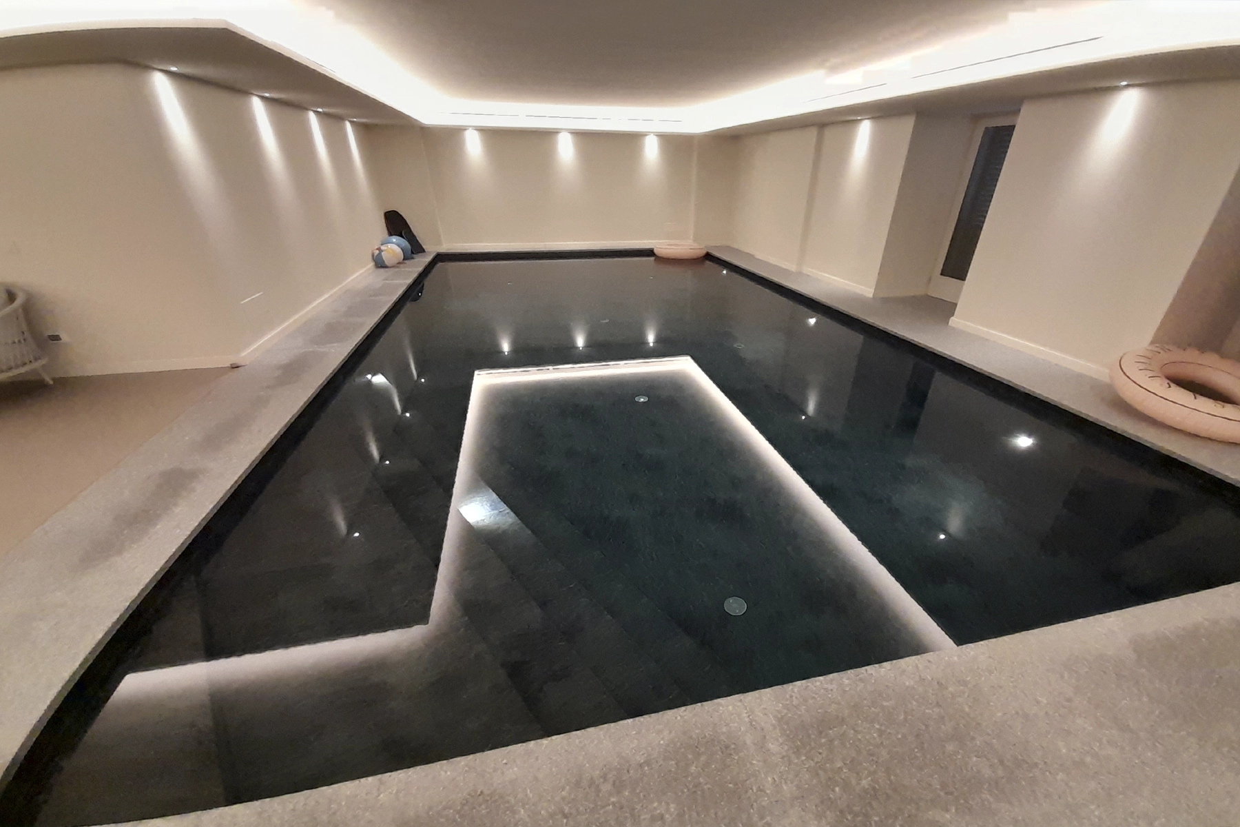 Piscina Interna di Design con LED | Attico Milano piscina interna di design con LED