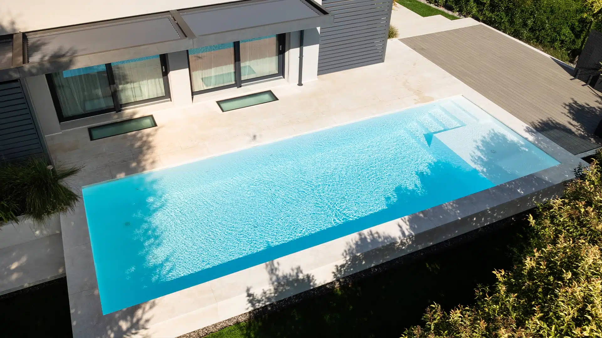 Piscina esterna con spiaggetta a Portoferraio – CEMI Network Piscina esterna con spiaggetta