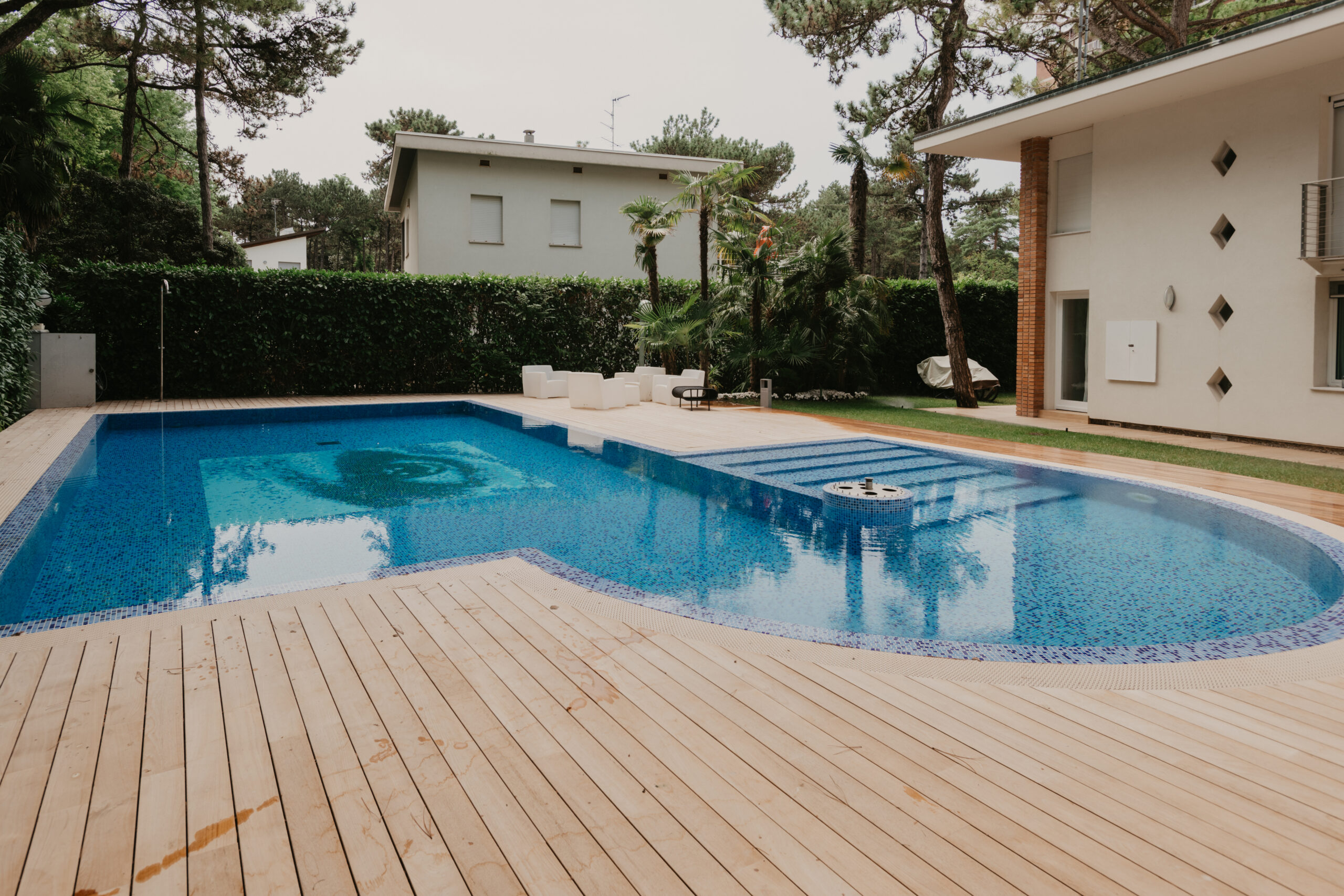piscina privata di lusso acqua azzurra